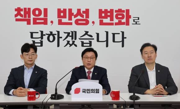 박형수(가운데) 국민의힘 원내수석부대표가 13일 국회에서 현안 기자간담회에서 사의를 표명한 오광수 민정수석 관련 발언을 하고 있다. 왼쪽부터 박충권 의원, 박 원내수석부대표, 박수민 원내대변인. 뉴시스