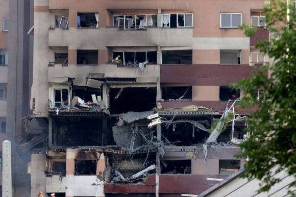 13일(현지시간) 이란 수도 테헤란에서 이스라엘의 공습으로 무너진 아파트 안에서 구조대원들이 구조 작업을 펼치고 있다. 2025.6.13 테헤란 AFP 연합뉴스