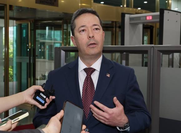 취재진 질문에 답하는 션 오닐 미국 국무부 고위관리 - 이재명 정부 출범 이후 처음으로 방한한 미국 고위 외교 당국자인 션 오닐 동아태국 고위관리가 13일 김희상 경제외교조정관과의 회동을 위해 서울 종로구 외교부 청사로 들어서며 취재진의 질문에 답하고 있다. 2025.6.13 연합뉴스