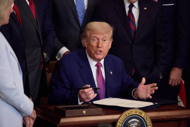 도널드 트럼프 미국 대통령이 12일(현지 시간) 워싱턴DC 백악관 이스트룸에서 법안에 서명 중 발언하고 있다. EPA연합뉴스