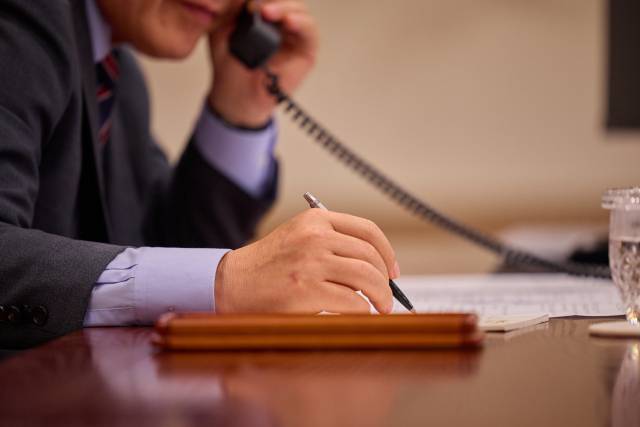이재명 대통령이 12일 서울 용산 대통령실 청사 집무실에서 앤서니 앨버니지 호주 총리와 전화 통화를 하며 메모하고 있다. 연합뉴스