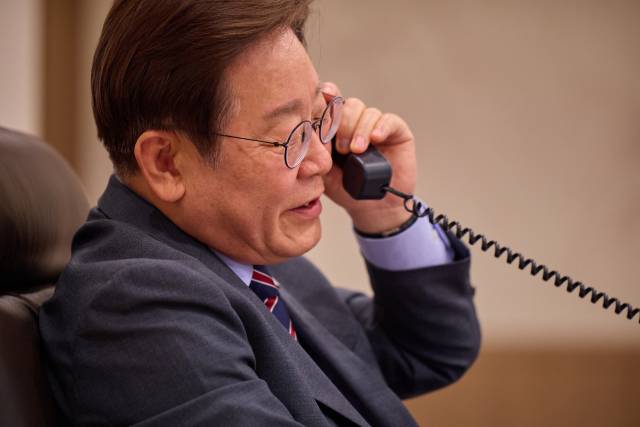 이재명 대통령이 12일 서울 용산 대통령실 청사 집무실에서 앤서니 앨버니지 호주 총리와 전화 통화를 하고 있다. 연합뉴스