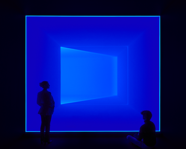 서울 한남동 페이스갤러리에서 열린 제임스 퍼렐의 개인전 '더 리턴'에 작가의 대표 시리즈 '웨지워크' 최신작 '더 웨지(2025)'가 설치돼 있다. /제공=페이스갤러리