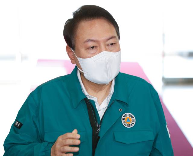 청록색 민방위복 입은 윤석열 전 대통령.뉴스1