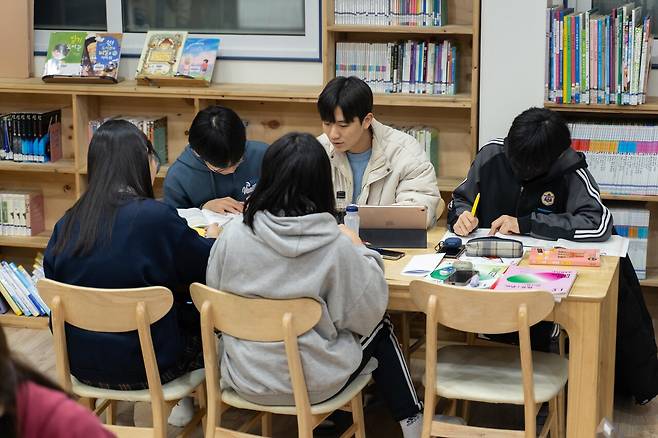 대학생인 ‘장학샘’은 지역아동센터에서 아이 네 명을 주 2회(4시간 이상) 가르친다. ⓒ 점프 제공