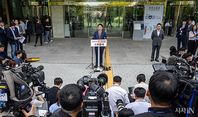이준석 개혁신당 대선후보가 5월27일 오후 국회 소통관 앞에서 단일화 관련 기자회견을 열었다. ⓒ시사IN 박미소