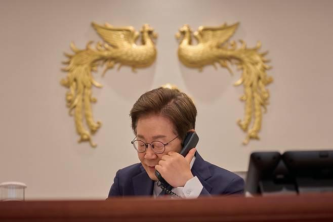 이재명 대통령이 6월11일 서울 용산 대통령실 집무실에서 페트르 피알라 체코 총리와 전화통화를 하고 있다. ⓒ연합뉴스