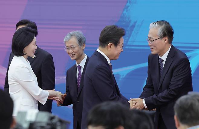 이재명 대통령이 6월4일 서울 여의도 국회에서 열린 제21대 대통령 취임선서식에서 참석자들과 인사하고 있다. 왼쪽부터 김혜경 여사, 조희대 대법원장, 이 대통령, 김형두 헌법재판소장 권한대행 ⓒ시사저널 이종현