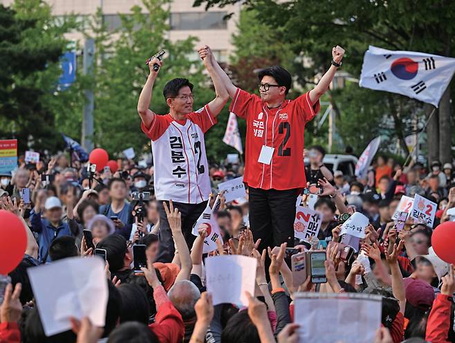 5월26일 당시 김문수 국민의힘 대선후보가 서울 도봉구 방학사거리에서 열린 '노원·도봉·강북 집중유세'에서 한동훈 전 대표와 손을 잡고 지지를 호소하고 있다. ⓒ시사저널 이종현