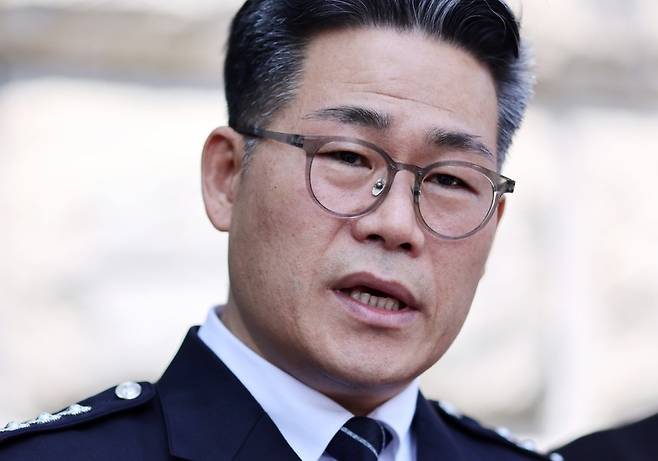 백해룡 전 영등포경찰서 형사과장(경정)이 12일 서울 서초구 대검찰청 앞에서 인천세관 마약 밀수 연루 의혹 관련 합동수사팀 출범에 대해 입장을 밝히고 있다. ⓒ연합뉴스