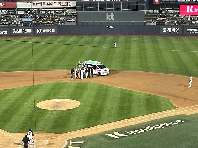 롯데 장두성이 12일 수원 KT전에서 쓰러져 구급차가 야구장으로 들어왔다. 수원 | 김하진 기자