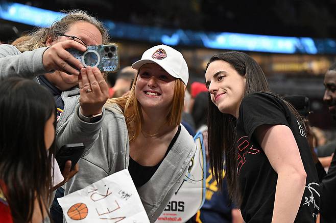 인디애나 케이틀린 클라크가 8일 시카고 스카이전에서 팬의 요청에 함께 사진촬영 하고 있다. Getty Images코리아