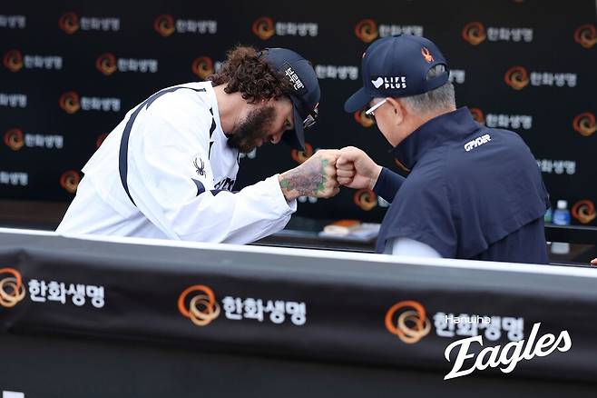 ▲ 폰세와 김경문 감독(왼쪽부터) ⓒ 한화 이글스
