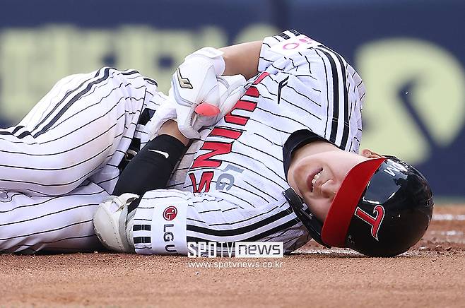 ▲ 쓰러진 구본혁. 다행히 큰 부상을 피했다 ⓒ 곽혜미 기자