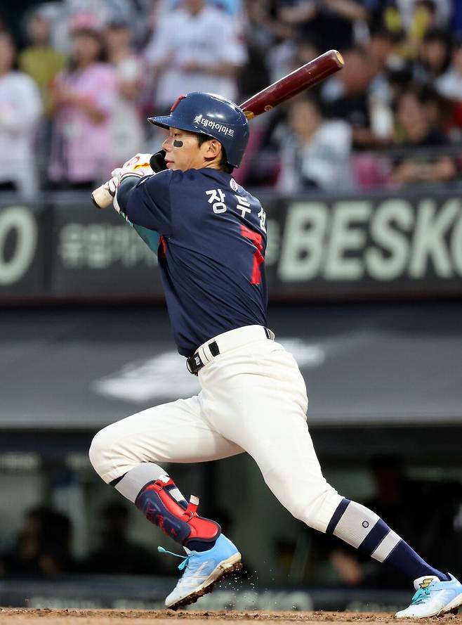 ▲ 12일 수원 kt전에서 견제구에 맞아 폐를 다친 장두성 ⓒ연합뉴스