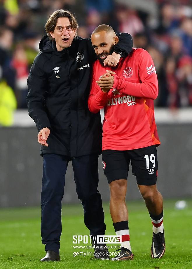 ▲ 복수의 현지 매체 보도를 종합하면 손흥민은 차기 시즌 토트넘 전력 구상에서 배제될 확률이 적지 않다. 토마스 프랑크(사진 왼쪽) 감독 선임이 확정된 상황에서 팀 개편 신호탄으로 '손흥민 방출'이 자리할 가능성이 수면 위로 떠오른 모양새다.&nbsp;실제 프랑크 감독이 브렌트포드 재임 동안 중용한 브라이언 음뵈모(사진 오른쪽) 하이재킹 시나리오가 영국 유력지를 통해 확인돼 손흥민을 더는 주축으로 쓰지 않는 구상안이 힘을 얻는 분위기다. 평소 공신력이 높기로 유명한 영국 매체 ‘스카이스포츠’는 13일 "토트넘이 음뵈모 영입을 위해 브렌트포드와 초기 논의를 진행했다"고 단독 보도했다.