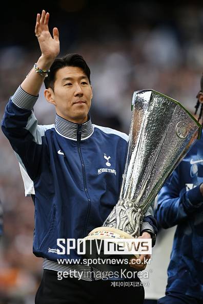 ▲ 축구계에서 높은 공신력을 자랑하는 디 애슬레틱에 따르면 측면 공격수는 26세에 전성기를 맞고 30세가 넘으면 수비수를 '제칠 수 있는' 능력이 급감한다. 1992년 7월생으로 차기 시즌 서른세 살을 맞는 손흥민의 경우, 윙어로서 전망은 사실 불투명한 셈이다. 실제 그는 지난해 36경기 17골을 쓸어 담았지만 올 시즌 46경기 11골로 주춤했고 90분당 태클 성공 수 역시 하위 42%에 머물러 하향세가 완연했다. 높은 점유율과 고도로 정교한 롱패스를 끊임없이 전방으로 배달해 전개하는 활발한 역습, 잦은 스위칭 플레이를 강조하는 '프랑크표 축구'에서 손흥민보다 젊고 활동량이 왕성한 도미닉 솔란케, 윌송 오도베르, 마티스 텔 등의 중용 가능성이 더 크다는 전망이 현지에서 꾸준히 제기되는 배경이다.