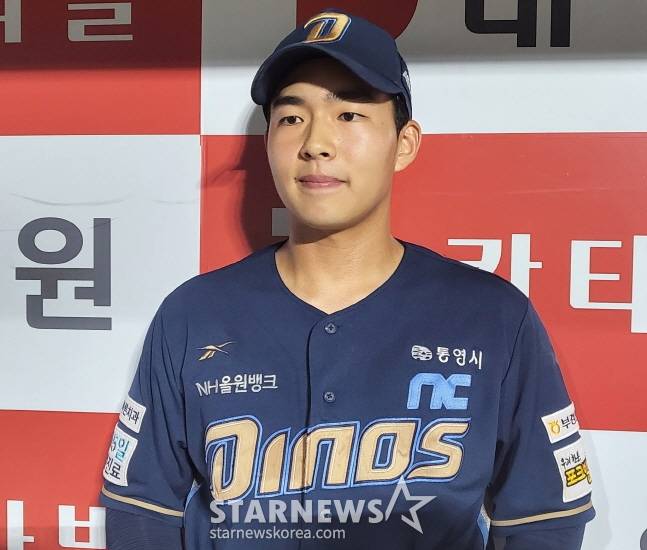 NC 김휘집이 12일 결승 투런 홈런을 날린 뒤 취재진과 만나 인터뷰를 하고 있다. /사진=안호근 기자