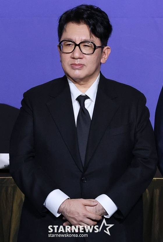 (서울=뉴스1) 박세연 기자 = 방시혁 하이브 이사회 의장이 20일 서울 여의도 FKI타워에서 열린 한경협 제64회 정기총회·새 CI 공개 행사에 참석해 신규 회원사 대표로 기념촬영하기 위해 자리하고 있다. 2025.2.20/뉴스1  Copyright (C) 뉴스1. All rights reserved. 무단 전재 및 재배포,  AI학습 이용 금지. /사진=(서울=뉴스1) 박세연 기자