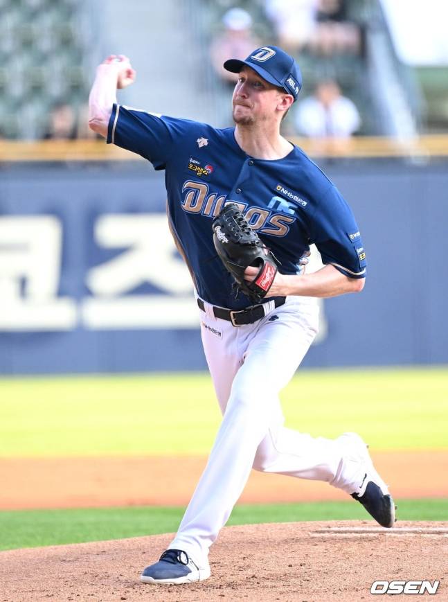 2023시즌 페디가 NC에서 공을 던지는 모습.