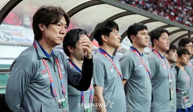 홍명보 감독이 10일 서울월드컵경기장에서 북중미월드컵 최종예선 마지막 경기인 쿠웨이트전이 열리는 가운데 차분히 그라운드를 응시하고 있다. /사진=강영조 선임기자