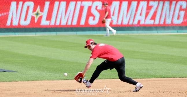 수비 훈련을 하는 최정. /사진=김진경 대기자