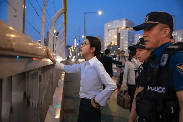 '퇴사 브이로그'로 논란이 된 신 전 행정요원이 찍은 김건희 여사 사진. 사진=대통령실 제공
