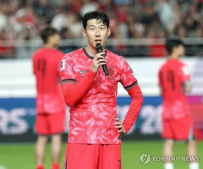 토트넘 레전드 골키퍼로, 과거 이영표와 함께 뛰었던 골키퍼 폴 로빈슨이 토트넘의 손흥민 매각에 강력반대했다. 영국 매체 '풋볼 인사이더'는 12일(이하 한국시간) '토트넘에서 골키퍼로 활약했던 폴 로빈슨은 손흥민을 판매하지 말라는 경고를 했다'고 보도했다. 로빈슨은 풋볼 인사이더가 운영하는 팟캐스트에 출연해 '난 토트넘이 사우디아라비아 프로리그에 손흥민을 원하는 조건에 판매할 수 있는지 모르겠다. 사우디 리그는 최근 이적시장에서 바쁘게 움직이며 젊은 선수를 많이 찾고 있다'고 말했다. 이어 "토트넘이 손흥민 매각을 통해 돈을 벌려고 하는 건 현명하지 못한 짓이다. 그는 상업적 가치가 상당하다'며 손흥민 매각이 오히려 역효과를 부를 것이라고 공개했다. 연합뉴스