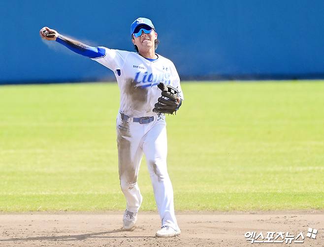 삼성 라이온즈 유격수 이재현이 경기에 출전해 수비 도중 송구하고 있다. 엑스포츠뉴스 DB