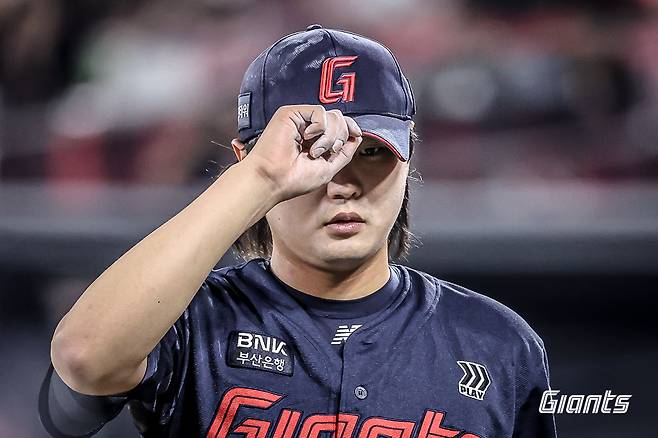 12일 수원 케이티위즈파크에서 열린 '2025 신한 SOL Bank KBO리그' 롯데 자이언츠와 KT 위즈의 경기, 롯데가 연장 10회 끝 12-7 승리를 거두며 위닝시리즈를 달성했다. 롯데 정철원은 2이닝 무사사구 1피안타 3탈삼진 무실점으로 팀 승리에 발판을 마련했다. 롯데 자이언츠