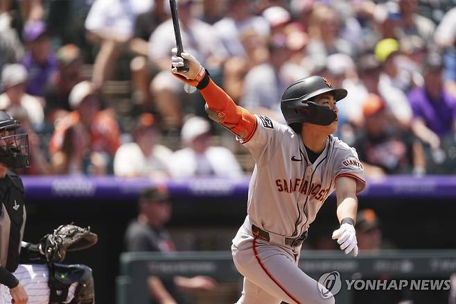 이정후, 3경기 연속 안타 (덴버 AP=연합뉴스) 샌프란시스코 이정후가 13일(한국시간) 미국 콜로라도주 덴버의 쿠어스필드에서 열린 메이저리그 콜로라도와 방문 경기, 2회초에 중전 안타를 치고 있다.