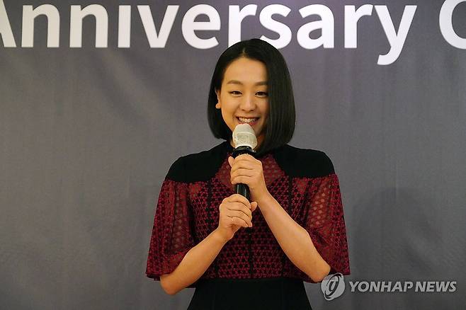 JAL 김포-하네다 취항 60주년 기념식에 나타난 아사다 마오 (서울=연합뉴스) 일본 피겨스케이팅 전 국가대표 아사다 마오가 지난 17일 오후 서울 롯데호텔에서 개최한 일본항공(JAL) 김포-하네다 취항 60주년 기념식에 나타나 인사말을 하고 있다. 그는 인사말을 통해 "연아가 없었다면 내가 지금 이 자리에 없었을 것"이라고 말했다. 이날 행사는 JAL이 김포-하네다 취항 60주년을 기념하기 위해 개최한 것으로, 국내 항공업계와 여행업계 관계자 200여명이 참석했다. 2024.10.18 [JAL 제공. 재판매 및 DB 금지] photo@yna.co.kr