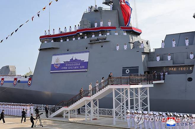 北, 좌초했던 구축함 '강건호' 진수… 김정은 참석 ( 평양 조선중앙통신=연합뉴스) 북한이 지난달 21일 진수식 도중 넘어져 좌초한 신형 5천t급 구축함을 수리해 진수식을 했다. 조선중앙통신은 13일 "조선인민군해군 구축함 진수기념식이 6월 12일에 라진조선소에서 진행됐다"고 보도했다. 노동당 중앙군사위원회의 명령에 따라 이 함정의 함급은 지난 4월 진수한 '최현급'이라고 밝혀 5천t급 구축함임을 확인했고 함명은 '강건호'로 명명됐다. 2025.6.13 
    [국내에서만 사용가능. 재배포 금지. For Use Only in the Republic of Korea. No Redistribution] nkphoto@yna.co.kr