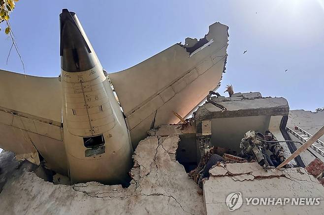 에어 인디아 항공기 추락 12일 인도 서부 구자라트주 아메다바드 공항에서 출발해 영국 런던으로 향하던 에어 인디아 171편 여객기가 이륙 직후 공항 인근에 추락한 모습.
[AFP 연합뉴스 자료사진. 재판매 및 DB 금지]
