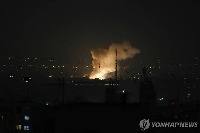 13일(현지시간) 이스라엘의 공습으로 이란 수도 테헤란 시내에 폭발 후 연기가 피어오르고 있다. [AP=연합뉴스. 재판매 및 DB 금지]