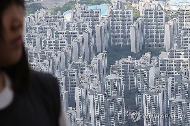 강남3구 아파트 거래량 ↑ (서울=연합뉴스) 강민지 기자 = 서울부동산정보광장에 따르면 지난 6일까지 신고된 5월 서울 아파트 거래는 5천478건으로, 4월 거래(5천368건)보다 많다. 토지거래허가구역 확대 지정 이후 급격히 쪼그라들었던 강남 3구와 용산구 거래가 일제히 전월 거래량을 넘어선 점이 눈에 띈다. 사진은 8일 서울 송파구 서울스카이에서 본 일대 아파트. 2025.6.8 mjkang@yna.co.kr