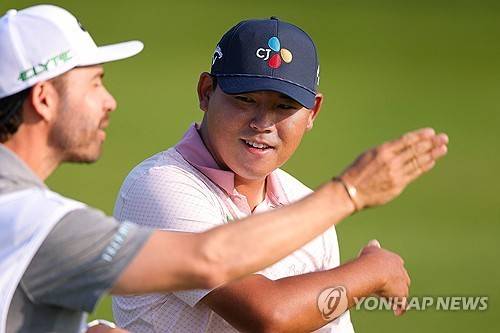 캐디와 담소하는 김시우. [게티이미지/AFP=연합뉴스]