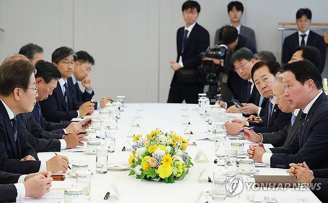 최태원 대한상의 회장 발언 듣는 이재명 대통령 (서울=연합뉴스) 홍해인 기자 = 이재명 대통령이 13일 서울 용산 대통령실에서 열린 6경제단체·기업인 간담회에서 최태원 SK그룹 회장 겸 대한상공회의소 회장의 발언을 듣고 있다. 2025.6.13 [대통령실통신사진기자단] hihong@yna.co.kr