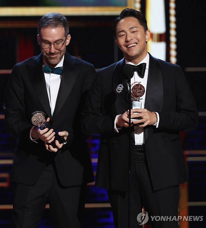 토니상 거머쥔 박천휴 작가(오른쪽)와 윌 애런슨 작곡가 [뉴욕 로이터=연합뉴스. 재판매 및 DB 금지]