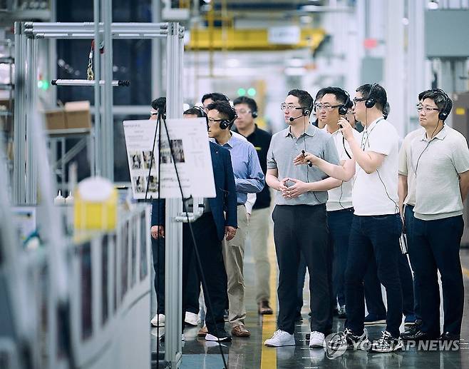 LG전자 테네시 공장 둘러보는 구광모 회장 [㈜LG 제공. 재판매 및 DB 금지]