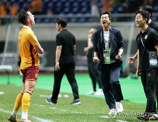 기뻐하는 아사니와 이정효 감독 (광주=연합뉴스) 조남수 기자 = 17일 광주월드컵경기장에서 열린 아시아챔피언스리그(ACL) 엘리트(ACLE) 스테이지 1차전 광주FC와 요코하마 마리노스의 경기. 광주FC 아사니가 후반전에 골을 넣고 이정효 감독과 포효하고 있다. 2024.9.17 iso64@yna.co.kr