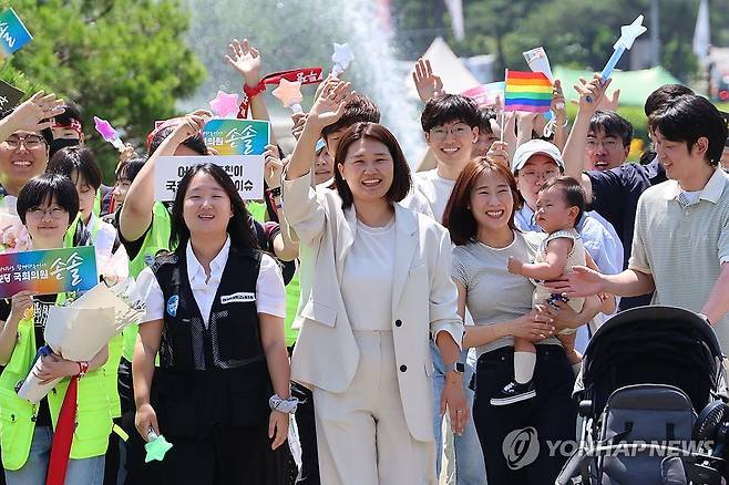 청년들과 함께 국회 등원하는 손솔 의원 (서울=연합뉴스) 김주성 기자 = 비례대표 의원직을 승계한 진보당 손솔 의원이 12일 서울 여의도 국회로 청년들과 함께 등원하고 있다. 2025.6.12 utzza@yna.co.kr