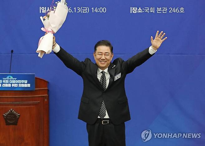 더불어민주당 원내대표로 당선된 김병기 의원 (서울=연합뉴스) 류영석 기자 = 더불어민주당 원내대표로 당선된 김병기 의원이 13일 국회 의원총회 회의장에서 감사 인사를 하고 있다. 2025.6.13 [공동취재] ondol@yna.co.kr