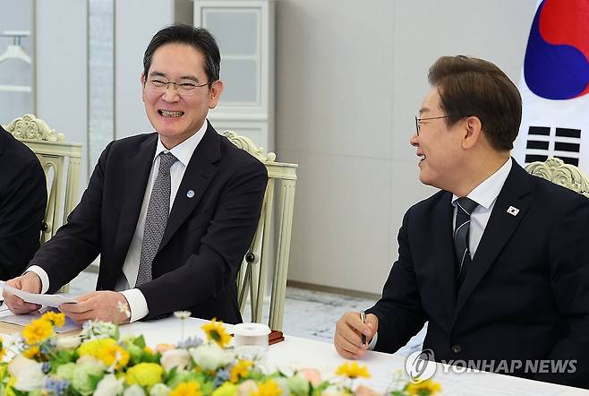 이재명 대통령과 이재용 삼성전자 회장 (서울=연합뉴스) 홍해인 기자 = 이재명 대통령이 13일 서울 용산 대통령실에서 열린 6경제단체·기업인 간담회에서 이재용 삼성전자 회장의 발언을 듣던 중 함께 미소짓고 있다. 2025.6.13 [대통령실통신사진기자단] hihong@yna.co.kr