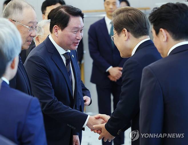 이재명 대통령, 최태원 대한상의 회장과 인사 (서울=연합뉴스) 홍해인 기자 = 이재명 대통령이 13일 서울 용산 대통령실에서 열린 6경제단체·기업인 간담회에서 최태원 SK그룹 회장 겸 대한상공회의소 회장과 악수하고 있다. 2025.6.13 [대통령실통신사진기자단] hihong@yna.co.kr