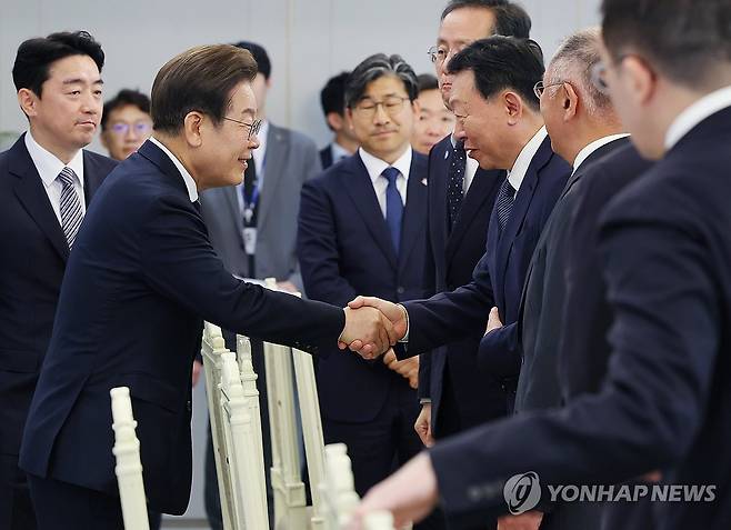 이재명 대통령, 신동빈 롯데 회장과 인사 (서울=연합뉴스) 홍해인 기자 = 이재명 대통령이 13일 서울 용산 대통령실에서 열린 6경제단체·기업인 간담회에서 신동빈 롯데그룹 회장과 악수하고 있다. 2025.6.13 [대통령실통신사진기자단] hihong@yna.co.kr