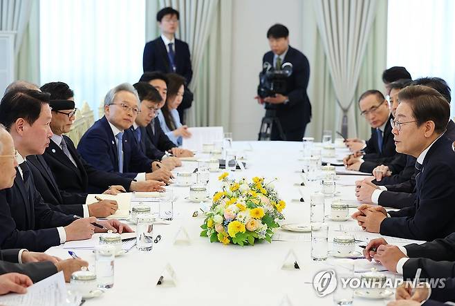 이재명 대통령, 경제단체·기업인 간담회 (서울=연합뉴스) 홍해인 기자 = 이재명 대통령이 13일 서울 용산 대통령실에서 6경제단체·기업인 간담회를 하고 있다. 2025.6.13 [대통령실통신사진기자단] hihong@yna.co.kr