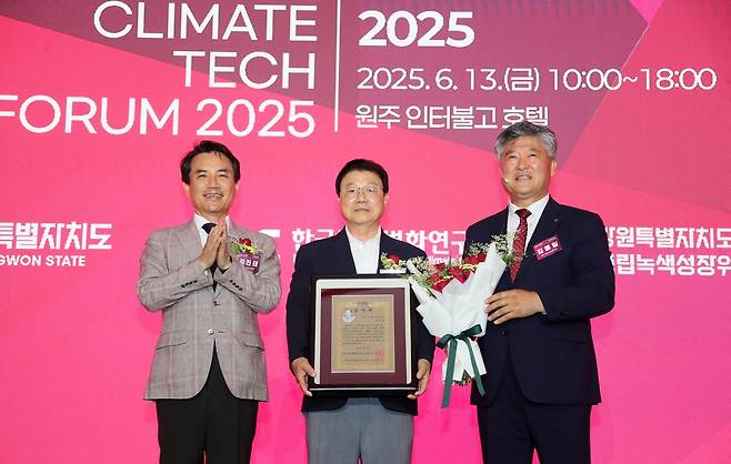 감사패 받은 김진선(사진 가운데) 전 도지사 [강원도 제공.재판매 및 DB 금지]