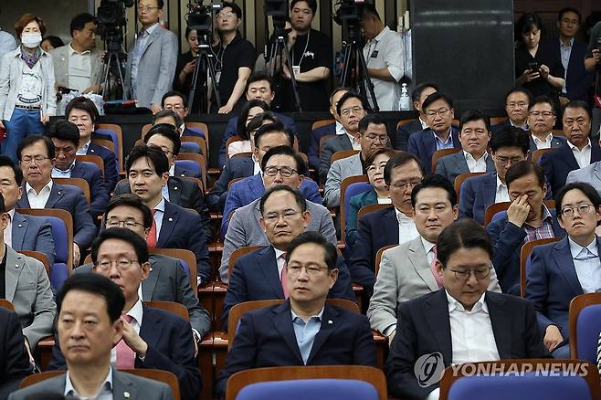 국민의힘 의총 (서울=연합뉴스) 박동주 기자 = 9일 서울 여의도 국회에서 열린 국민의힘 의원총회에서 의원들이 원내대표직 사퇴를 선언한 국민의힘 권성동 원내대표의 발언을 듣고 있다. 2025.6.9 pdj6635@yna.co.kr