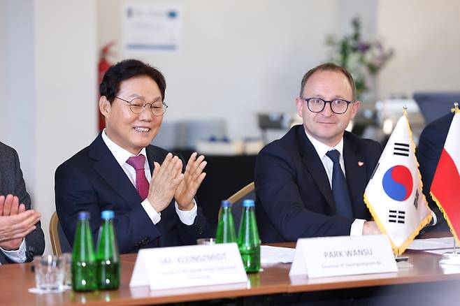 박수치는 박완수 경남지사   (창원=연합뉴스) 박완수 경남지사가 13일 오전(현지시간), 폴란드 포모르스키에주를 공식 방문해 마르친 스퀴에라프스키(Marcin Skwierawski) 부총리와  양 지역 간 교류, 협력 강화를 위한 협의서를 체결했다. 2025.6.13 [경남도 제공. 재판매 및 DB 금지]